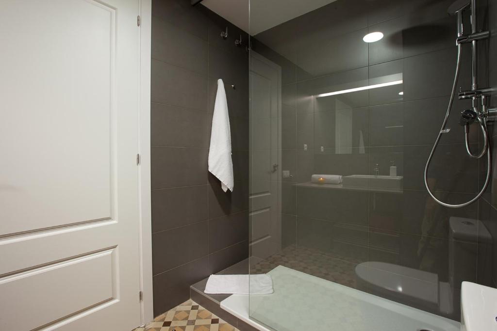 A bathroom at Rent Top Apartments Rambla Catalunya