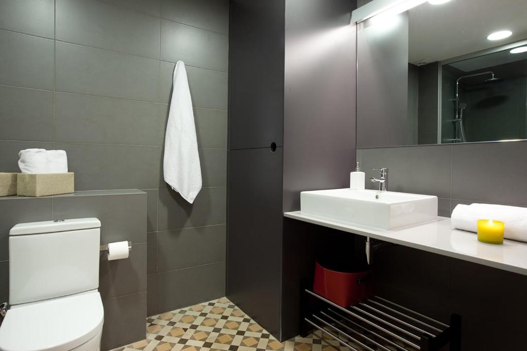 A bathroom at Rent Top Apartments Rambla Catalunya