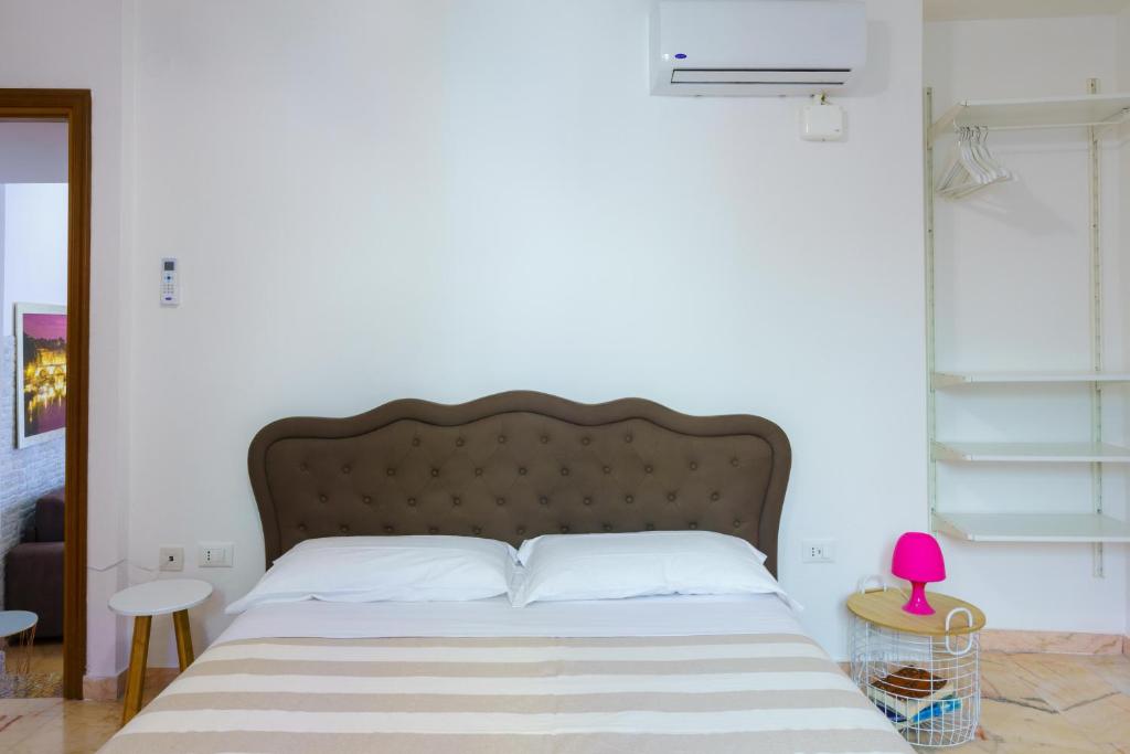 a bedroom with a bed and a pink lamp at Da Rocky in Riomaggiore