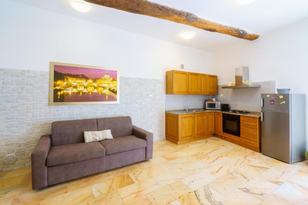 a living room with a couch and a kitchen at Da Rocky in Riomaggiore