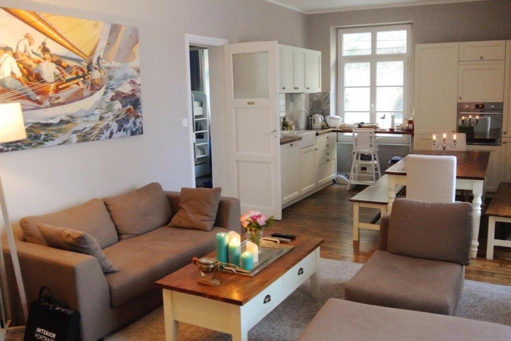 un salon avec un canapé et une table dans l'établissement Saint-Malo Appartement 3 chambres centre intra muros proche plage, à Saint-Malo