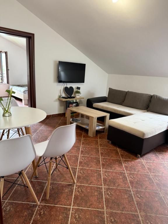 uma sala de estar com um sofá e uma mesa em Apartment Atina em Kotor