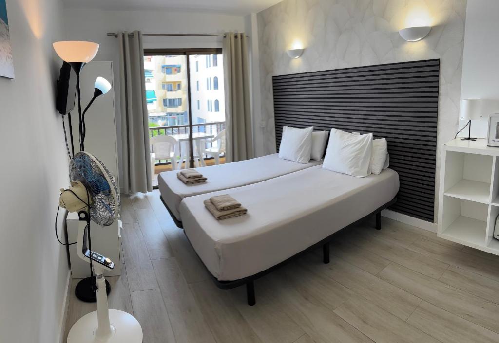 A bed or beds in a room at Cozy Studio in Los Cristianos Beach FREE WIFI