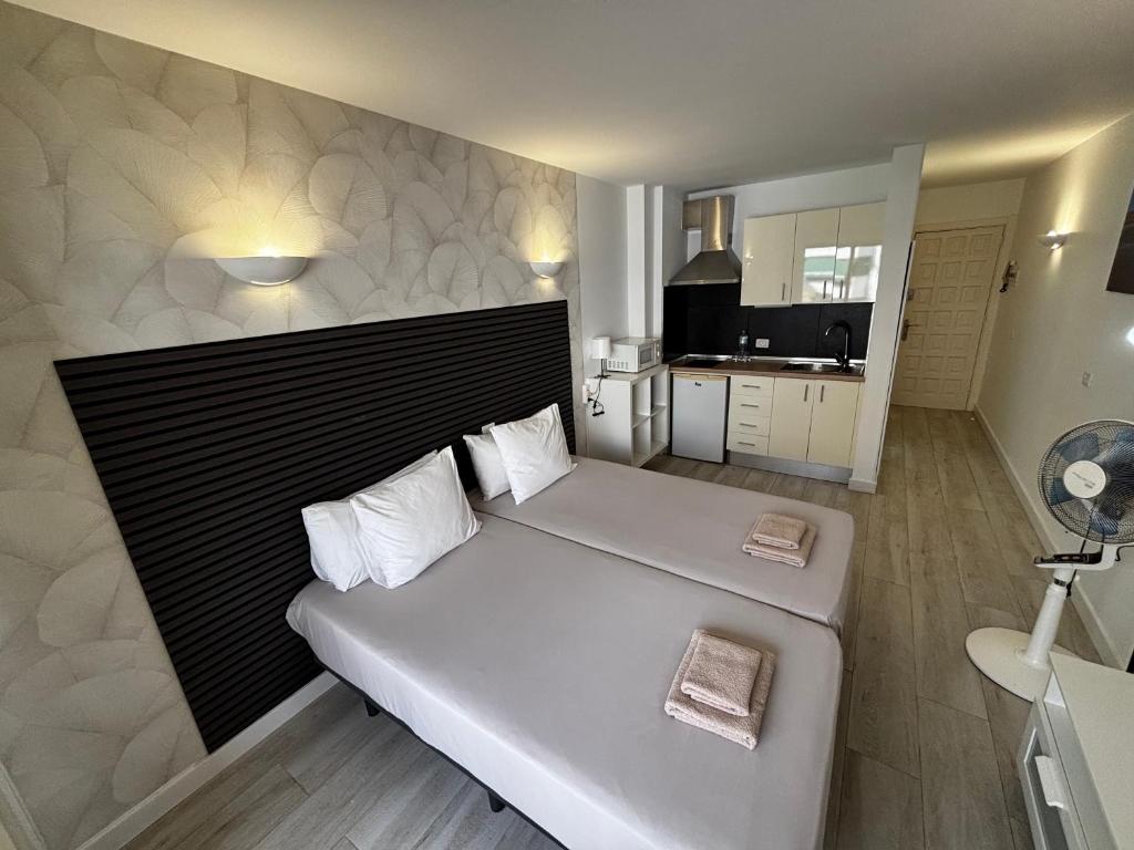 A bed or beds in a room at Cozy Studio in Los Cristianos Beach FREE WIFI