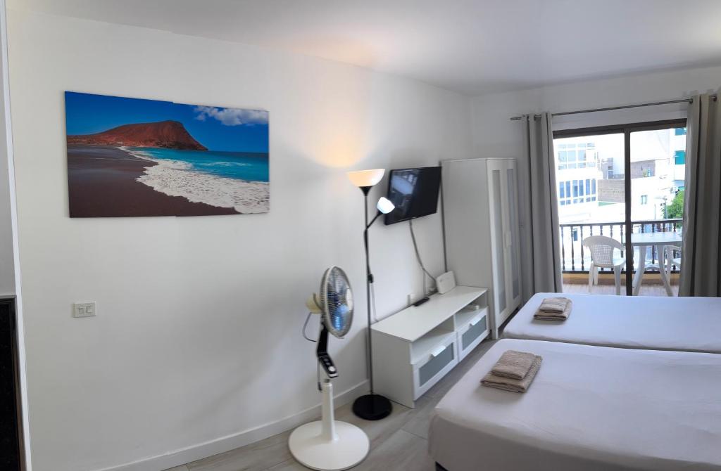 A bed or beds in a room at Cozy Studio in Los Cristianos Beach FREE WIFI