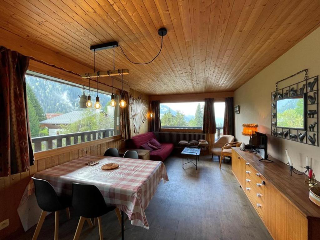 - un salon avec une table et un canapé dans l'établissement Appartement cosy 6 pers, centre Cernix, pied des pistes, proche commerces et ESF - FR-1-733-52, à Crest-Voland