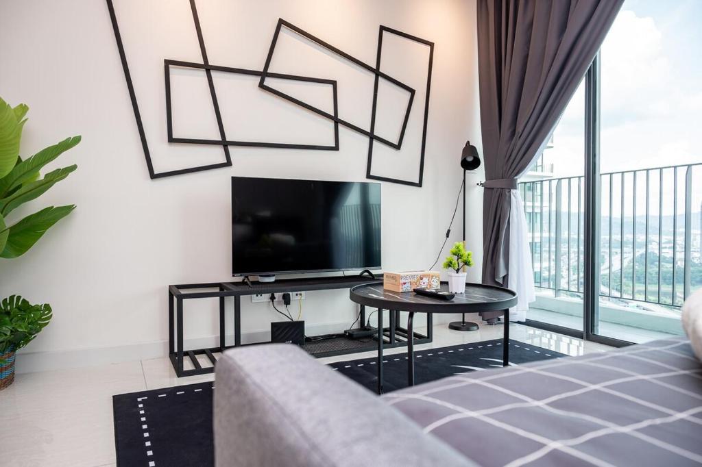 Μια τηλεόραση ή/και κέντρο ψυχαγωγίας στο Cozy Skyring Home Near KLCC