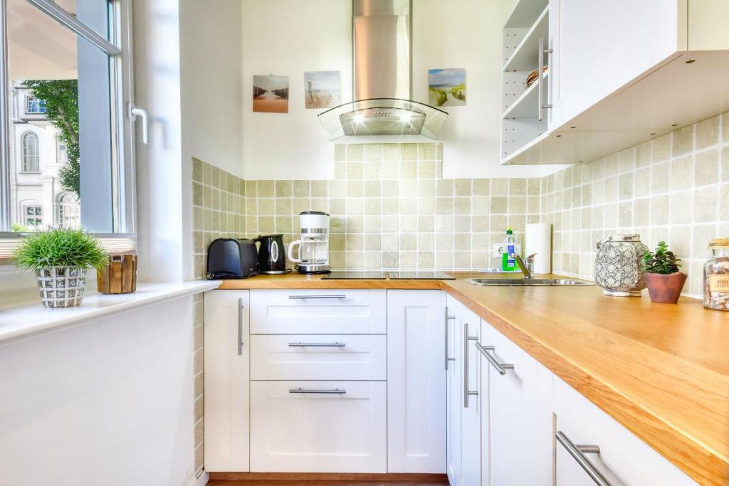 Kuchyň nebo kuchyňský kout v ubytování Ferienwohnung "Sonnendeck" in der Villa Seeadler Binz