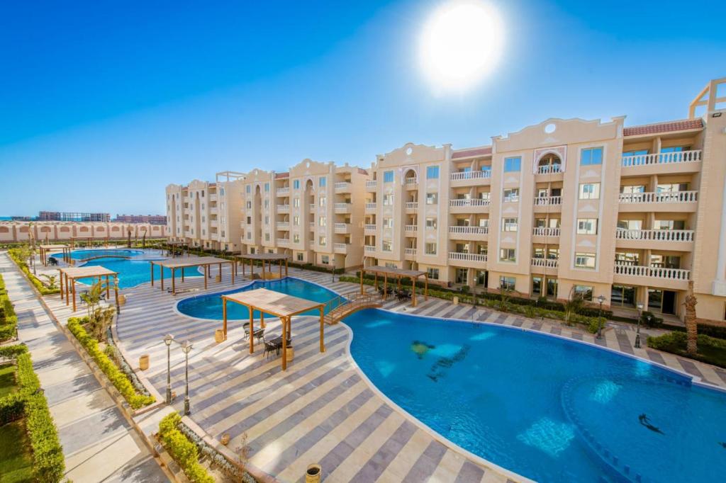 Bazén v ubytování Avin Resort Hurghada nebo v jeho okolí