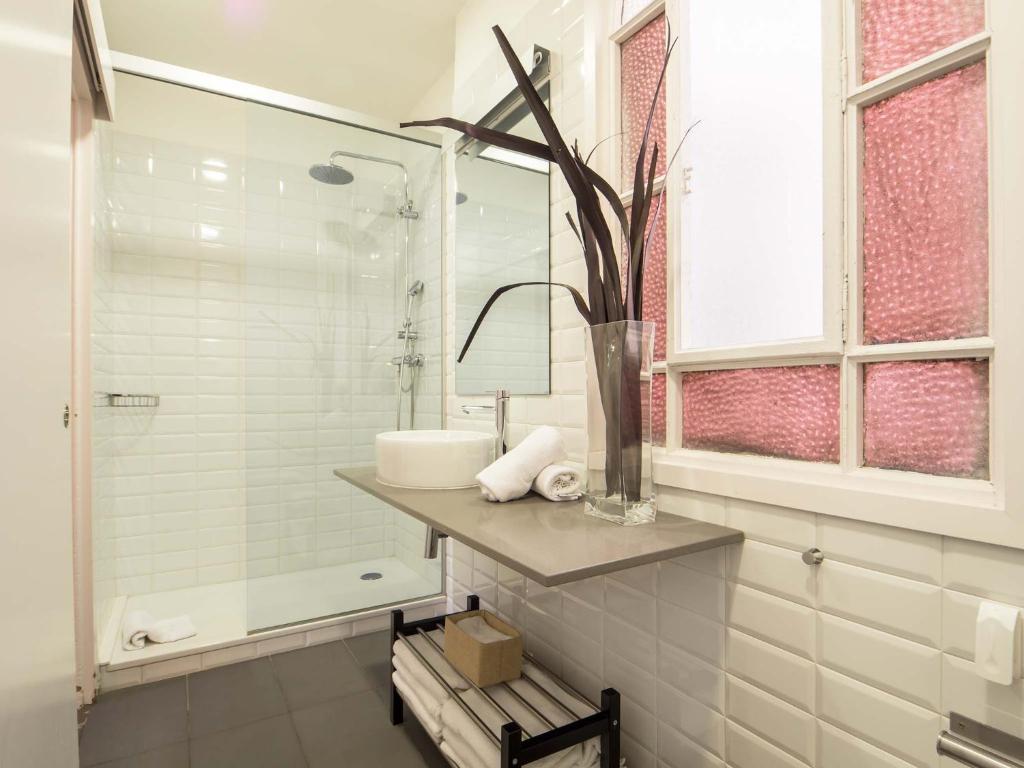 A bathroom at Rent Top Apartments Rambla Catalunya