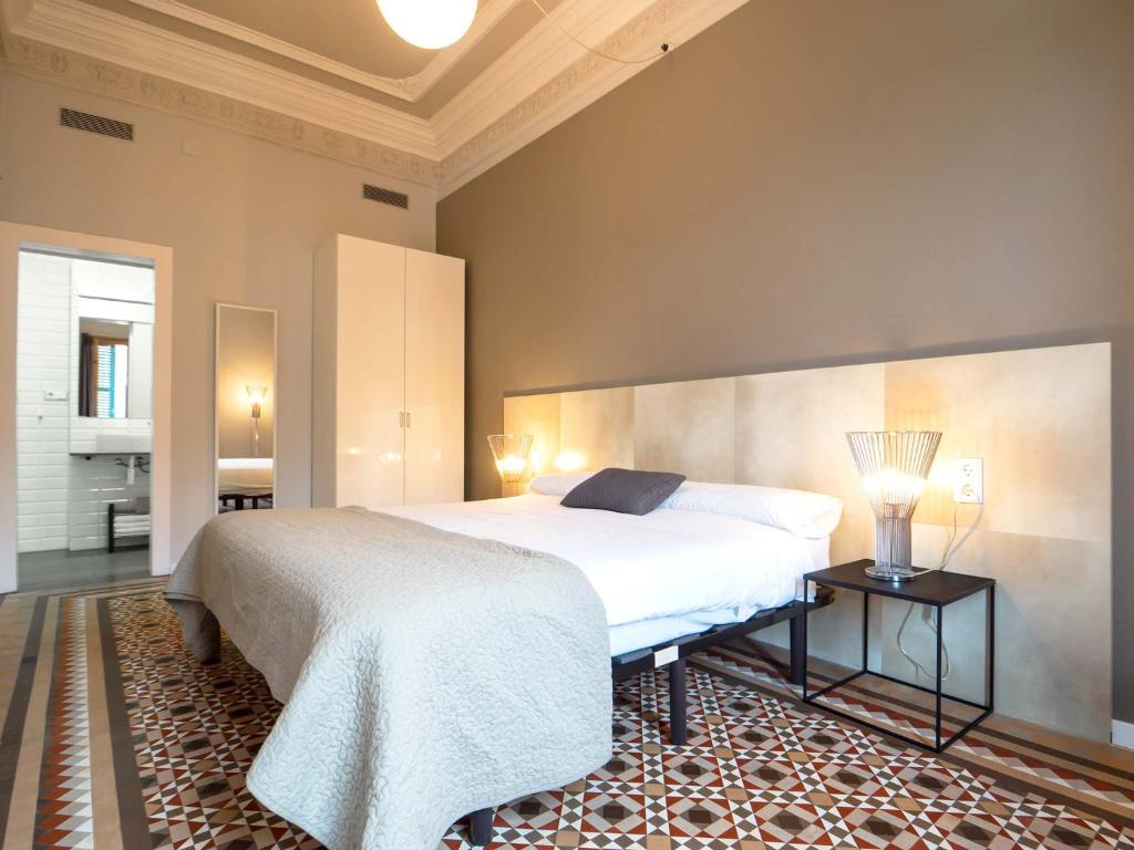A bed or beds in a room at Rent Top Apartments Rambla Catalunya