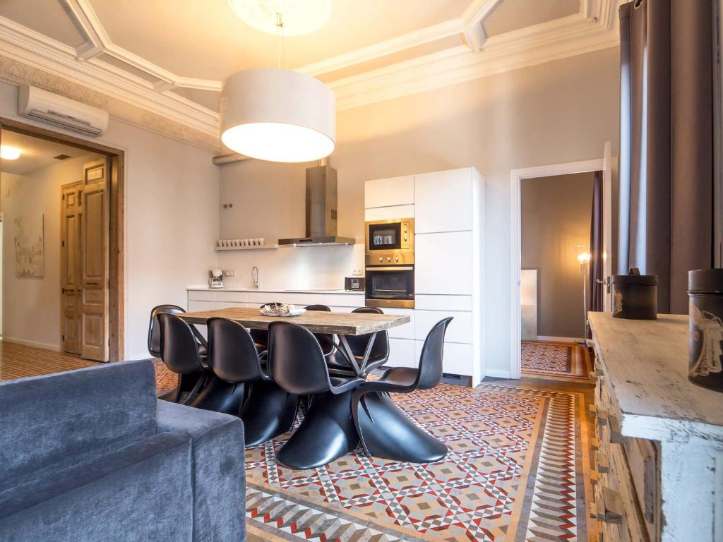 A kitchen or kitchenette at Rent Top Apartments Rambla Catalunya
