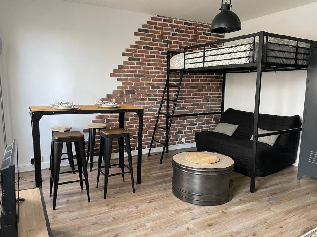 - un salon avec un lit en mezzanine, une table et des chaises dans l'établissement ღ Le Templier - Studio Centre Ville, à La Rochelle