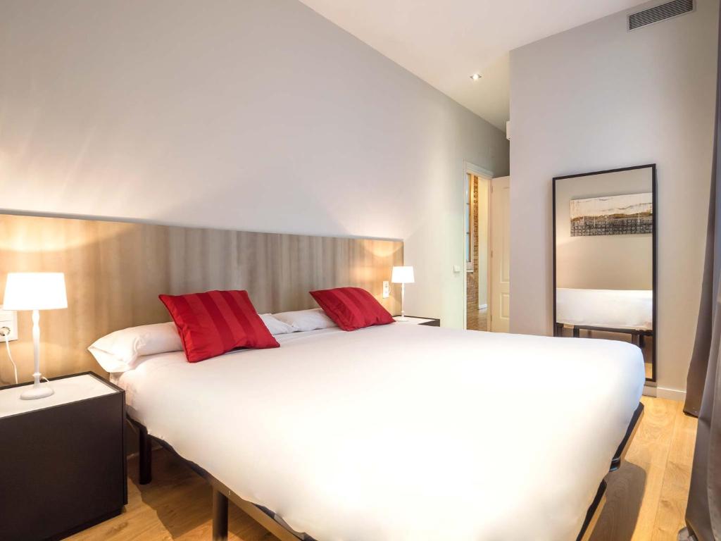 A bed or beds in a room at Rent Top Apartments Rambla Catalunya