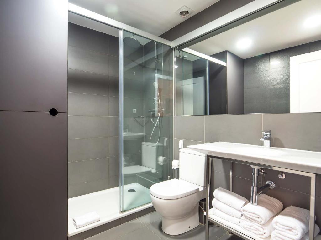 A bathroom at Rent Top Apartments Rambla Catalunya