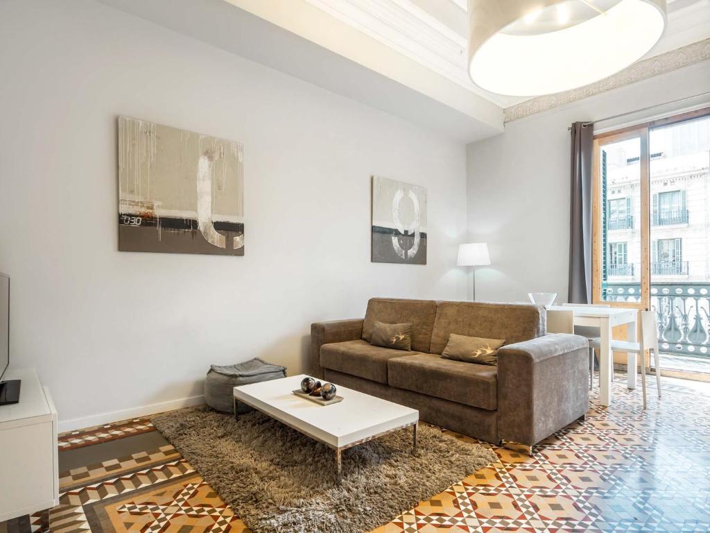 A seating area at Rent Top Apartments Rambla Catalunya