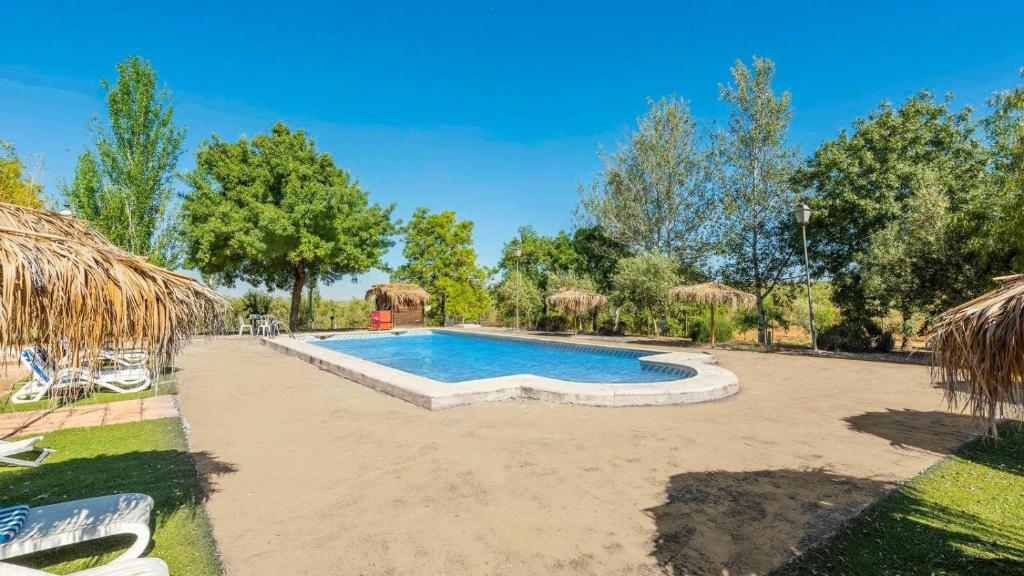 ein Bild von einem Swimmingpool in einem Ferienresort in der Unterkunft Cortijo Carrillo Antequera by Ruralidays in Antequera