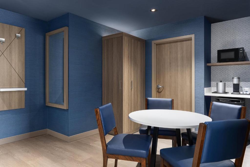 Holiday Inn Express Montreal Airport Park And Fly www.booking.com