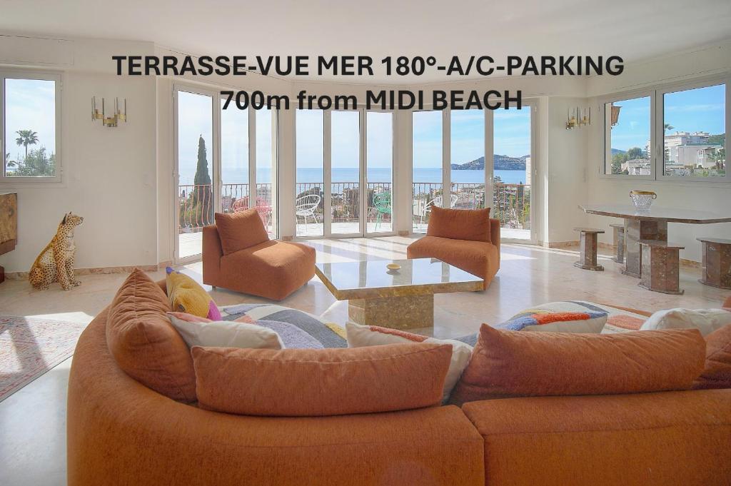 un salon avec un canapé, des chaises et une table dans l'établissement somptueux 4 pieces vue mer et parking A3B132, à Cannes