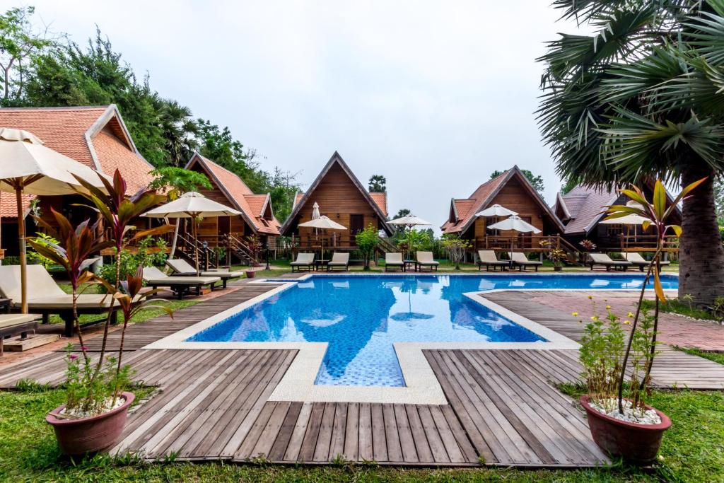 Het zwembad bij of vlak bij Angkor Heart Bungalow