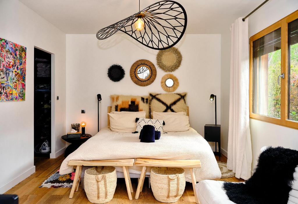 - une chambre avec un grand lit et une table dans l'établissement Villa Marie, à Sévrier