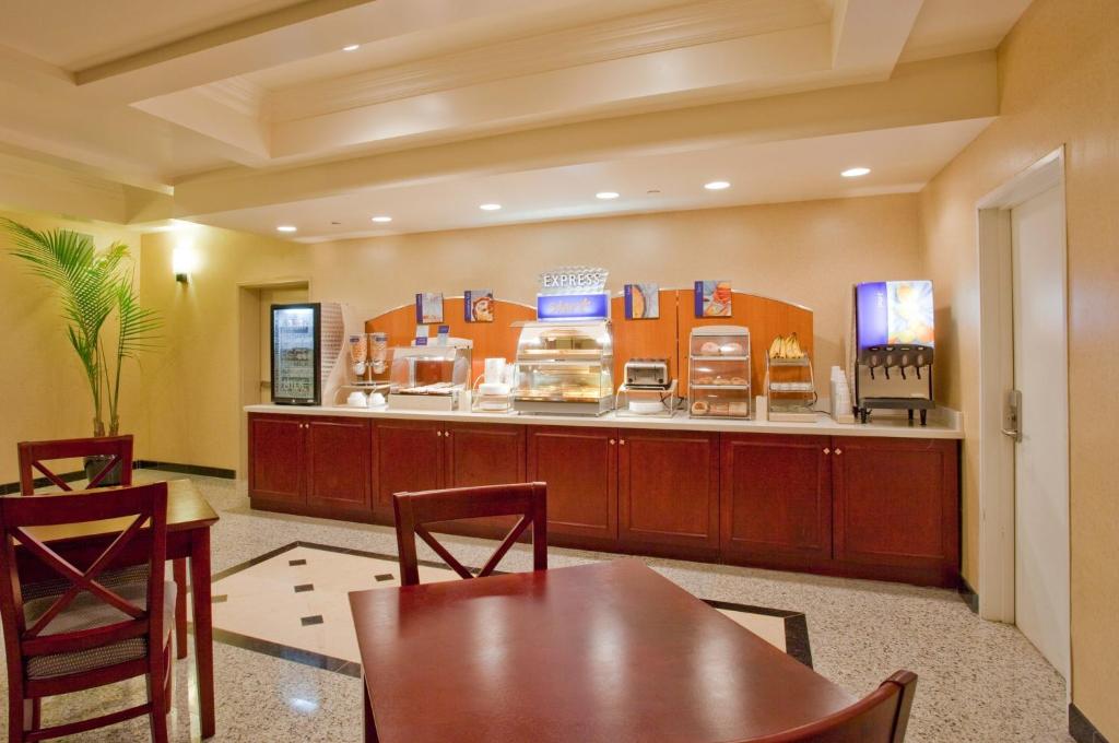 Holiday Inn Express Hotel & Suites Los Angeles Airport Hawthorne by IHG photo