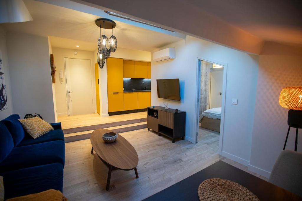 un salon avec un canapé et une table dans l'établissement Beautiful apartment in the center of Cannes, à Cannes