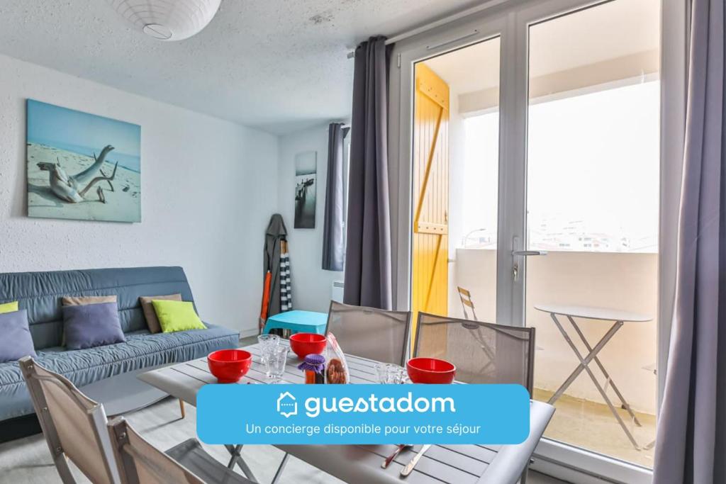 un salon avec un canapé et une table dans l'établissement Les Mouettes - Appartement bord de mer, à La Parée Preneau