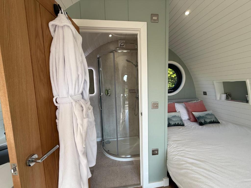 Postel nebo postele na pokoji v ubytování Luxury Glamping Pods with private Hot Tubs - Dog Friendly