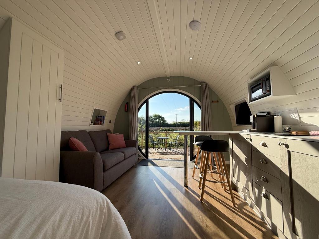 TV a/nebo společenská místnost v ubytování Luxury Glamping Pods with private Hot Tubs - Dog Friendly