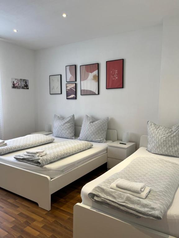 Hotel Hannover Messe Apartment 1, two beds sitting next to each other in a room at Hannover Messe Apartment 1 in Hannover