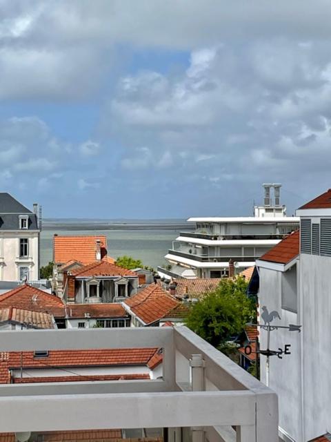 - une vue sur la ville avec ses bâtiments et l'océan dans l'établissement Les préludes vue Bassin, à Arcachon
