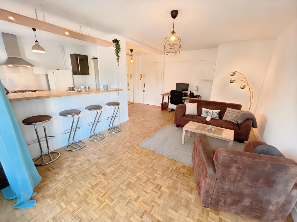 un salon avec un canapé et une table dans l'établissement 10-minute walk to Zenith and Palais des Sports, à Caen