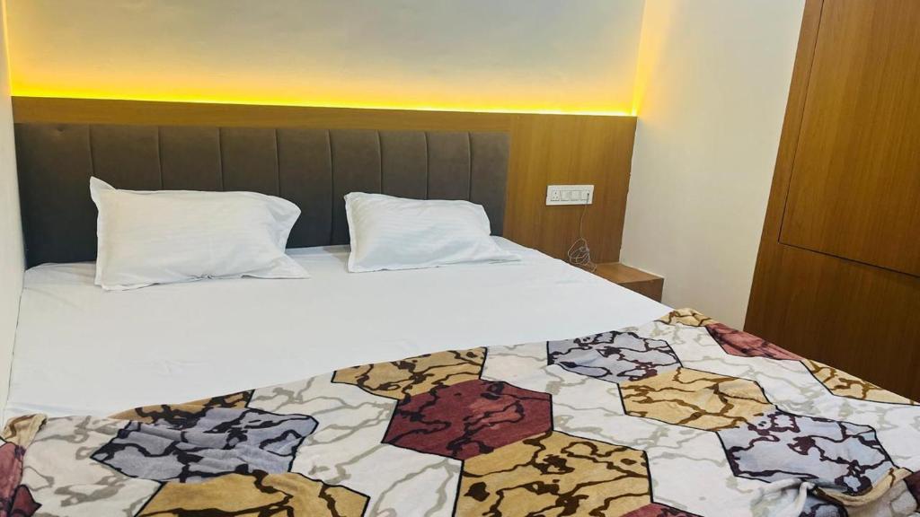 Ένα ή περισσότερα κρεβάτια σε δωμάτιο στο Mahashivaya Guest House