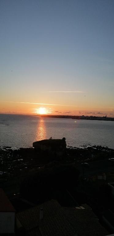 un coucher de soleil sur un plan d'eau avec le soleil couchant dans l'établissement Chez Bibi, à Saint-Georges-de-Didonne