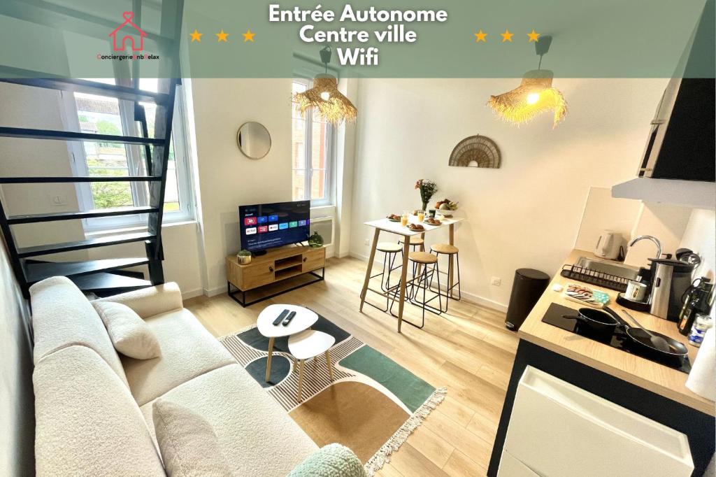 un salon avec un canapé et une table dans l'établissement 