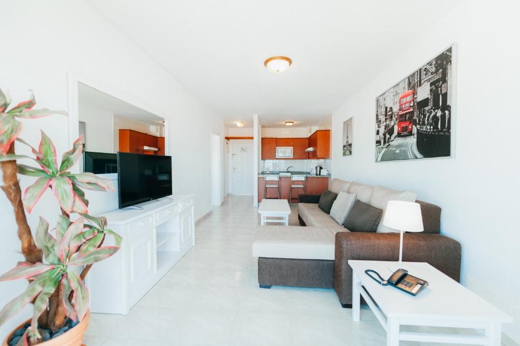 A television and/or entertainment centre at Aparthotel Neptuno Costadeje