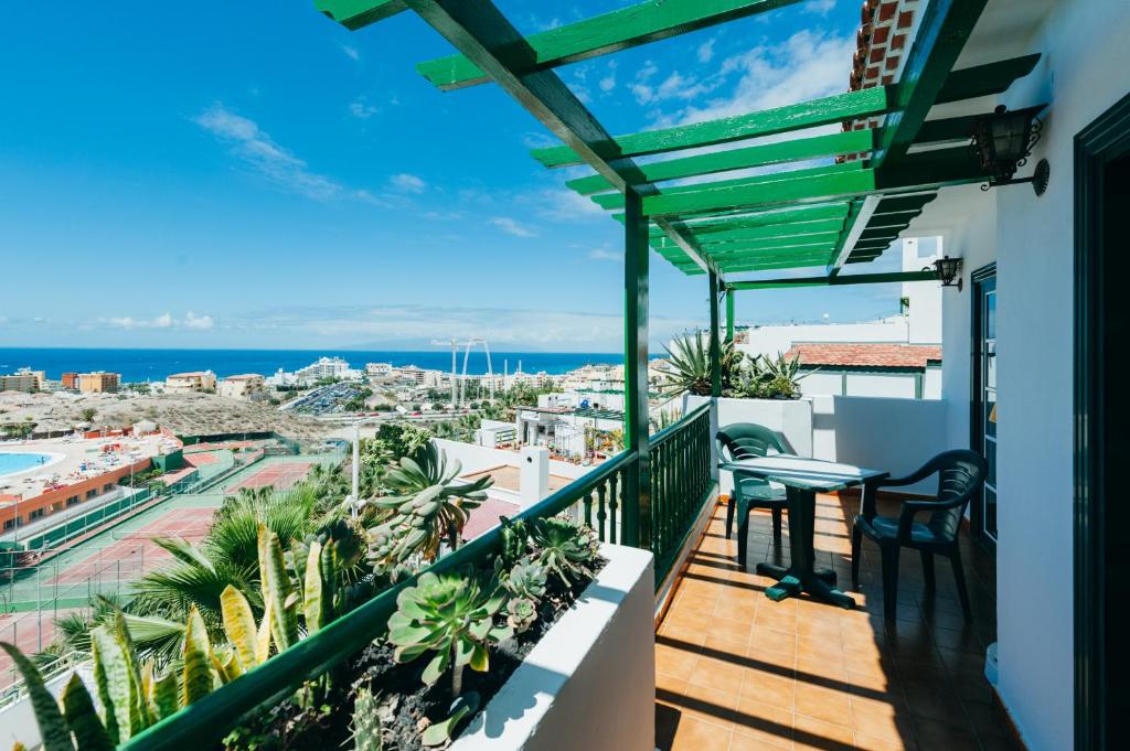 A balcony or terrace at Aparthotel Neptuno Costadeje