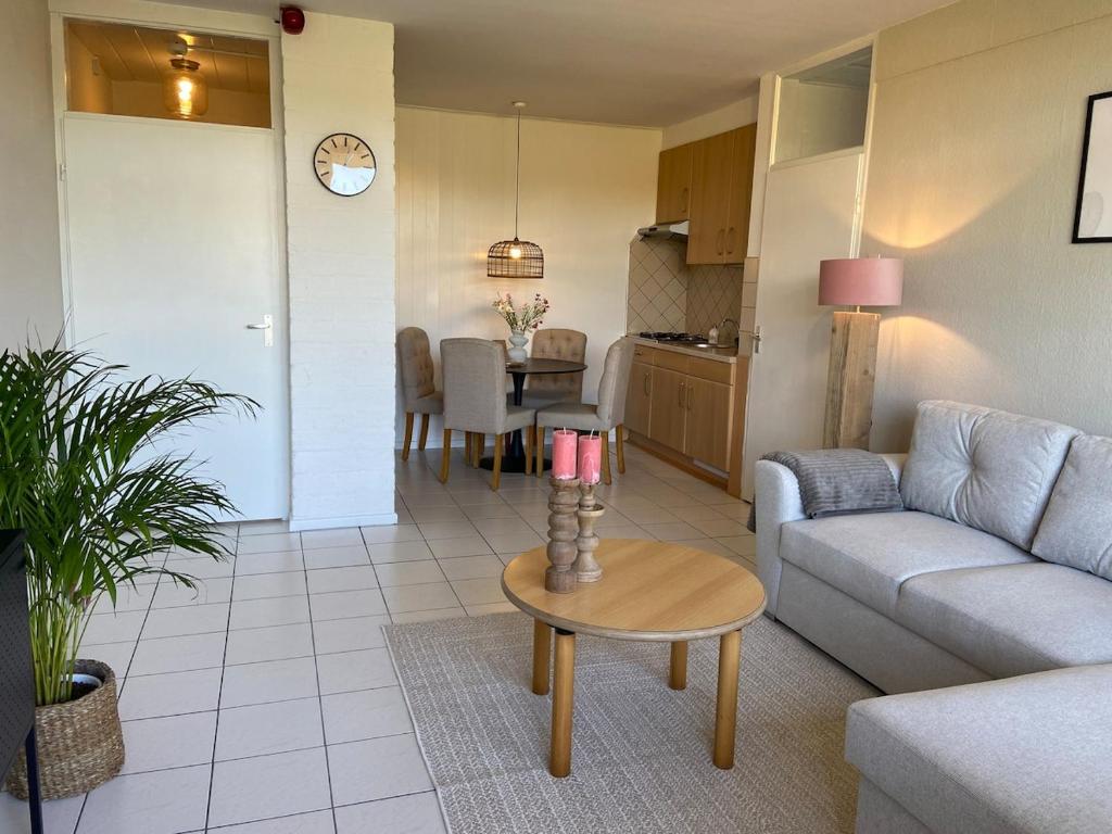 Køkken eller tekøkken på Sfeervol en gezellig gelegen appartement op Texel