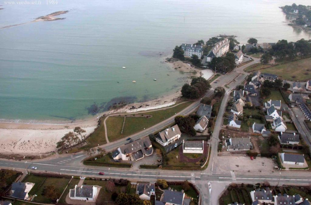 een luchtfoto van een stad aan de oceaan bij résidence LE MEN DU in Carnac