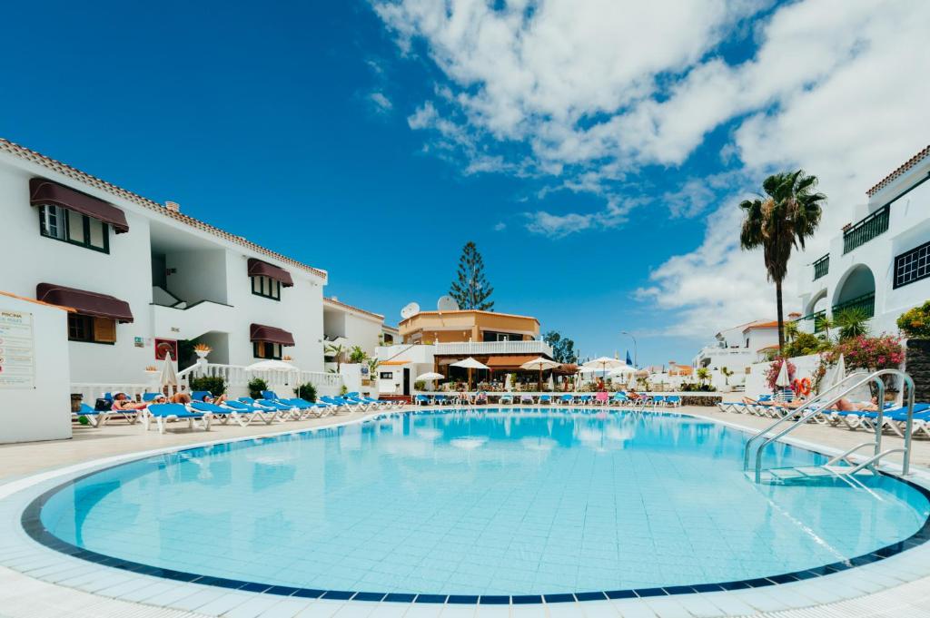 The swimming pool at or close to Aparthotel Neptuno Costadeje