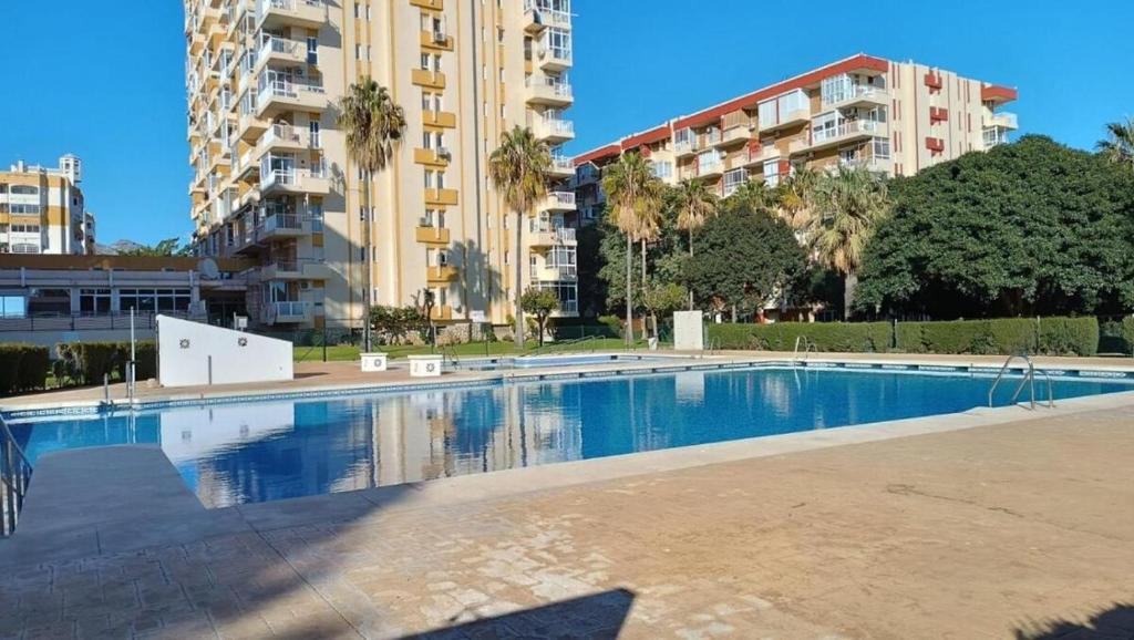 アロヨ・デ・ラ・ミエルにあるEstudio Centrico Irisの一部の建物の前にある空のスイミングプール