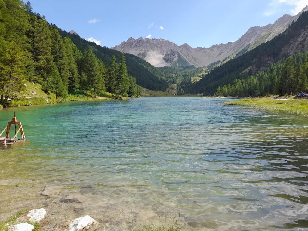 - une vue sur une rivière avec des montagnes en arrière-plan dans l'établissement Serre Chevalier Appart 4 p 1er étage Aiglon Nord, à La Salle Les Alpes