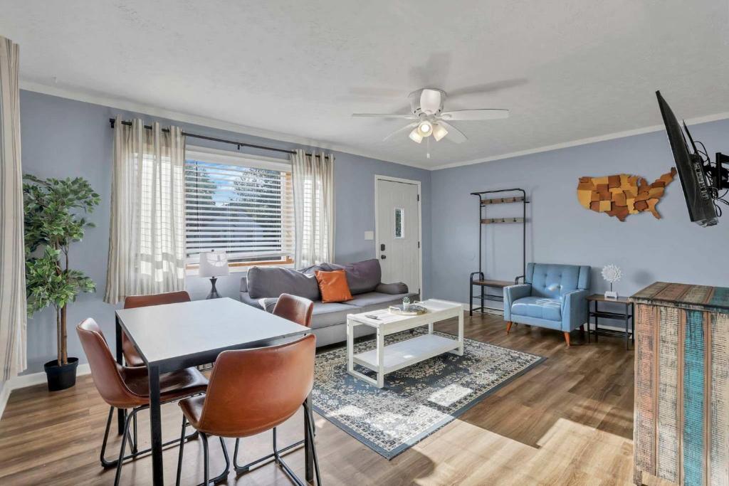een woonkamer met een bank en een tafel bij Housepitality - The Sunset House in Columbus