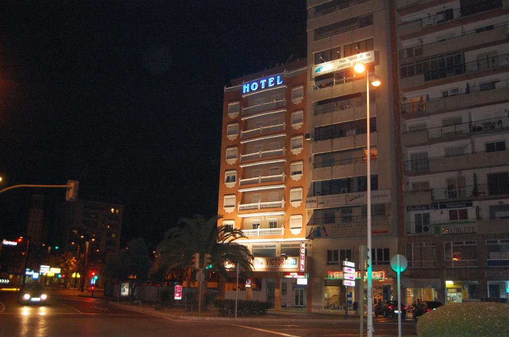 budynek z znakiem hotelowym w nocy w obiekcie Hotel Marina Victoria w mieście Algeciras