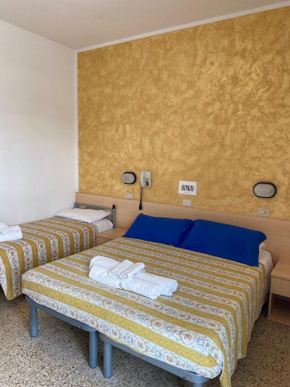 Postel nebo postele na pokoji v ubytování Hotel Loretta