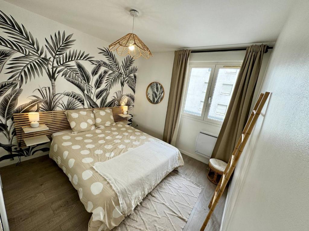 维勒班Suite Mendoza - Check in h24 - Wifi的卧室配有一张床,墙上挂着植物壁画