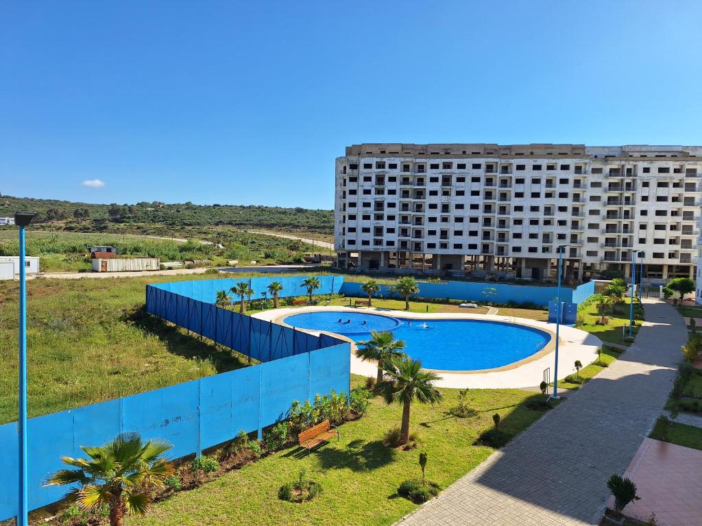 Bazén v ubytování Bel appartement climatisé, avec piscine et parking souterrain gratuit, à deux pas de la mer nebo v jeho okolí