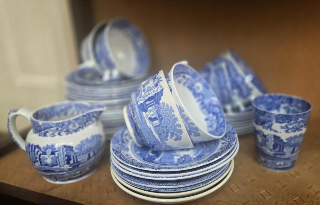 Un grupo de platos y tazas azules y blancos sobre una mesa. en Upper Northgate street, en Chester