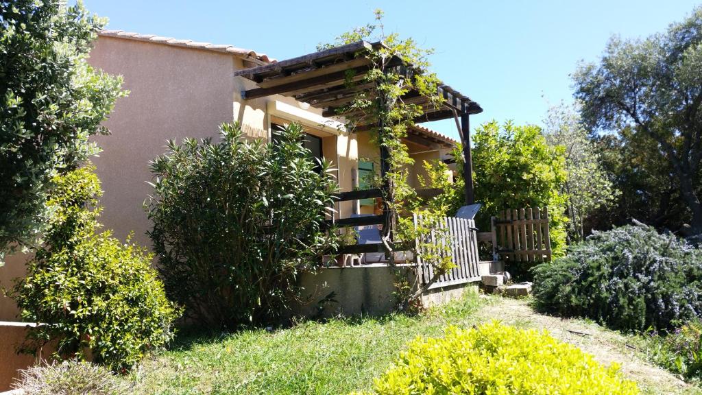 una pequeña casa con una puerta y una valla en Maison Alba Rossa 56 en Serra-di-Ferro